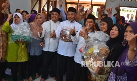 Calon wakil Gubernur Jabar dari Partai Keadilan Sejahtera (PKS) Ahmad Syaikhu (tengah) berfoto bersama warga pada kunjungan safari politknya di Majelis Talim, Kampung Salamnungal, Kota Tasikmalaya, Jawa Barat, Rabu (3/1). Pada hari ini Syaikhu mengunjungi Paguyuban Pasundan.