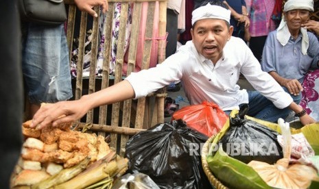 Calon wakil gubernur Jabar, Dedi Mulyadi, kunjungi Pasar Jatibarang, Kabupaten Indramayu, Ahad (18/2). Dalam kesempatan itu, sejumlah warga mengadukan mahalnya harga beras. (Foto istimewa)