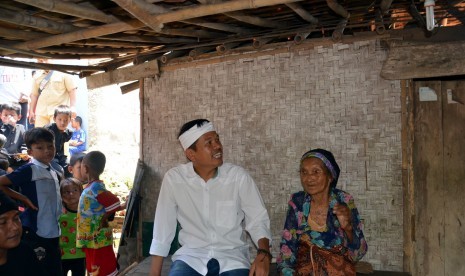 Calon Wakil Gubernur Jabar Dedi Mulyadi lebih memilih banyak menyapa masyarakat dan tanpa atribut sama sekali dalam masa kampanye ini. Dedi Mulyadi tengah bercengkrama hangat dengan seorang nenek di Karawang, Rabu (20/2). Foto: Rachmat Santosa