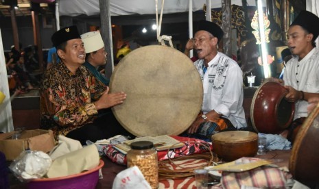  Calon Wakil Gubernur Jabar nomo urut 4 Dedi Mulyadi (kiri) dalam peringatan Isra Mi’raj di Pesantren Raja’ul Ulum Hidayah Al Isma’iliyah, Kabupaten Cirebon, Ahad (1/4).