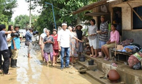 Calon Wakil Gubernur Jabar nomor urur 4 Dedi Mulyadi (kemeja putih) berdialog dengan warga korban banjir bandang di Desa Ciledug Lor, Kecamatan Ciledug, Kabupaten Cirebon, Rabu (28/2).