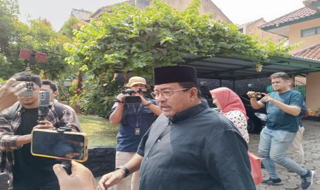 Calon wakil gubernur Jakarta Rano Karno saat bertakziah ke rumah duka almarhumah Marissa Haque di Ciputat Timur, Tangerang Selatan, Rabu (2/10/2024). 