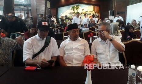 Calon Wakil Gubernur Jawa Barat no urut 3, Ahmad Syaikhu baru saja datang ke posko media center Sudrajat-Syaikhu (Asyik) di Hotel Grand Preanger untuk memantau hasil Quick Count, Rabu (27/6).