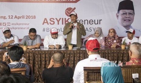 Calon Wakil Gubernur Jawa Barat nomor urut tiga Ahmad Syaikhu menyampaikan paparan pada acara Asyikpreneur.