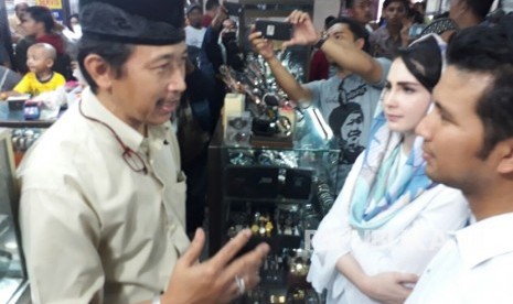 Calon Wakil Gubernur Jawa Timur (Cawagub Jatim) Emil Dardak mengunjungi Pasar Besar Kota Malang, Selasa (20/2).