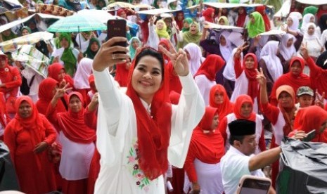 Calon Wakil Gubernur Jawa Timur Puti Guntur Soekarno. 