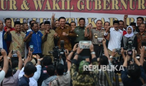 Calon Wakil Gubernur nomor urut 3 Sandiaga Uno (ketiga kanan) bersama Kapolda Metro Jaya M. Iriawan (keempat kanan), Pangdam Jaya Jaswandi (kelima kanan), Calon Gubernur nomor urut 2 Basuki Tjahaja Purnama (keenam kanan) serta relawan dan tokoh agama berjabat tangan saat pembacaan deklarasi damai di silang Monas, Jakarta.