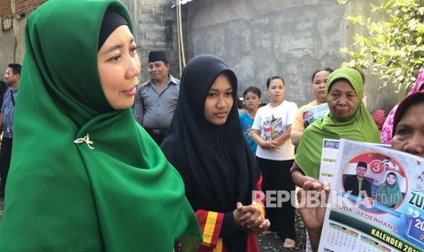 Calon Wakil Gubernur NTB Siti Rohmi Djalilah berkunjung ke rumah atlit pencak silat yang juga seorang qariah, Diah Ayu Lestari (17) di Petemon, Mataram, NTB, Rabu (28/2) kemarin.