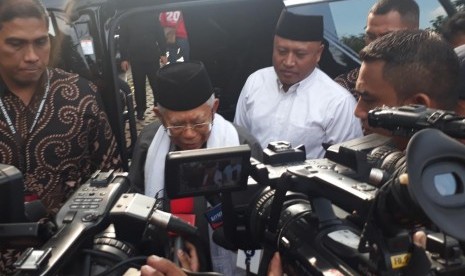 Calon Wakil Preiden (Cawapres) nomor urut 01, KH. Ma'ruf Amin saat akan melakukan pertemuan dengan pasangan politiknya, Joko Widodo (Jokowi) dan sejumlah petinggi partai di Restoran Plataran Menteng, Jakarta Pusat, Kamis (18/4) sore. 