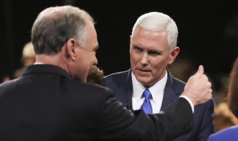  Calon wakil presiden AS dari Partai Republik Mike Pence melambaikan tangan ke publik saat debat di Longwood University di Farmville, Virginia, Selasa, 4 Oktober 2016.