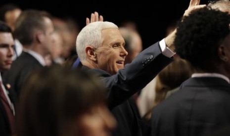 Calon wakil presiden AS dari Partai Republik Mike Pence melambaikan tangan ke publik saat debat di Longwood University di Farmville, Virginia, Selasa, 4 Oktober 2016.