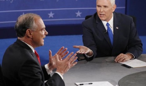 Calon wakil presiden AS dari Partai Republik Mike Pence (kanan) dan calon wakil presiden Amerika Serikat (AS) dari Partai Demokrat Tim Kaine dalam debat calon presiden di Longwood Universit, Farmville, Selasa, 4 Oktober 2016. 