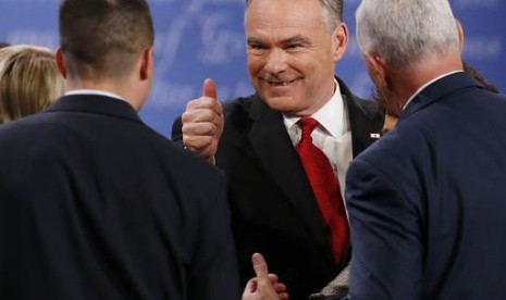 Calon Wakil Presiden (Cawapres) AS dari Partai Demokrat Tim Kaine saat debat cawapres di Longwood University, Farmville, Virginia, Selasa, 4 Oktober 2016.