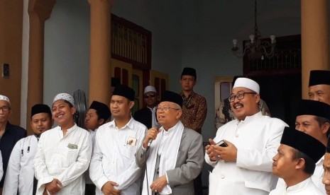 Calon Wakil Presiden (Cawapres) Kyai Haji Ma'ruf Amin bersilaturahim dengan pimpinan dan santri Pondok Pesantren Annur, Bululawang, Malang, Senin (29/10). 