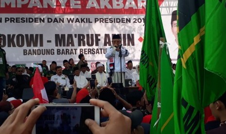  Calon Wakil Presiden (Cawapres) nomor urut 01, KH. Ma'ruf Amin saat menghadiri acara kampanye terbuka di Lapangan PN Kertas Padalarang, Kabupaten Bandung Barat, Selasa (9/4) sore. 