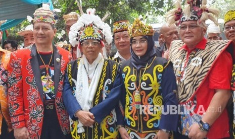 Calon Wakil Presiden (Cawapres) nomor urut 01, KH. Ma'ruf Amin  dan istrinya Wury Estu Handayani mengenakan pakaian khas Dayak Kalimantan  Timur di Pondok Pesantren Nabil Husen, Samarinda, Kalimantan Timur, Jumat  (22/3).