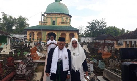 Calon Wakil Presiden (Cawapres) nomor urut 01, KH. Ma'ruf Amin bersama istrinya, Nyai Wury Estu Handayani berziarah ke kompleks Pemakaman Raja-Raja Asta Tinggi, Kebon Agung, Sumenep, Madura  Jawa Timur,  Senin (1/4). 