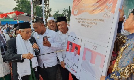 Calon wakil presiden (Cawapres) nomor urut 01 KH Ma'ruf Amin menggelar simulasi pencoblosan pasangan nomor urut 01, Jokowi-Ma'ruf dalam acara kampanye terbuka di Lapangan Ahmad Yani, Sumenep, Madura, Jawa Timur, Senin (1/3) sore.