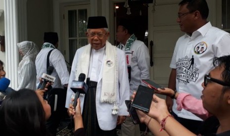 Calon Wakil Presiden (Cawapres) nomor urut 01, KH. Ma'ruf Amin saat diwawancara di kediamannya, Jalan Situbondo, Menteng, Jakarta Pusat, Ahad (7/4). Kiai Ma'ruf akan melakukan kampanye ke Tangerang, Banten, Ahad (7/4). 