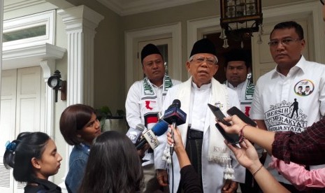 Calon Wakil Presiden (Cawapres) nomor urut 01, KH. Ma'ruf Amin saat diwawancara di kediamannya, Jalan Situbondo, Menteng, Jakarta Pusat, Ahad (7/4). Kiai Ma'ruf akan melakukan kampanye ke Tangerang, Banten, Ahad (7/4). 