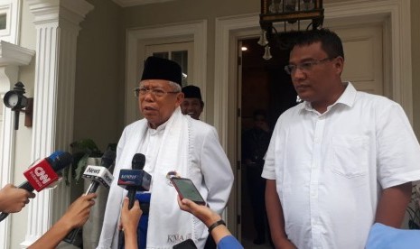 Calon Wakil Presiden (Cawapres) nomor urut 01, KH. Ma'ruf Amin saat diwawancara di kediamannya, Jalan Situbondo, Menteng, Jakarta Pusat, Senin (8/4).