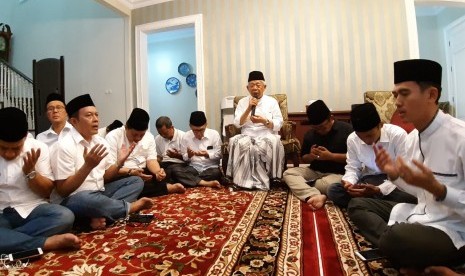 Calon Wakil Presiden (Cawapres) nomor urut 01, KH. Ma'ruf Amin menggelar pengajian bersama keluarga di kediamannya, Jalan Situbondo, Menteng Jakarta Pusat, Ahad (17/4) malam.