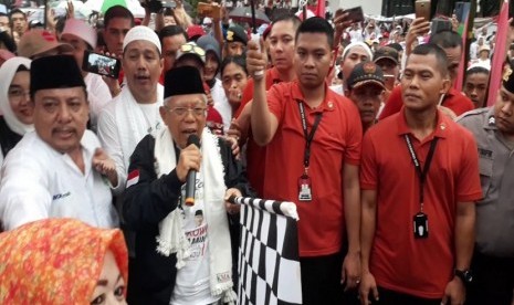 Calon Wakil Presiden (Cawapres) nomor urut 01, KH. Maruf Amin saat membuka kegiatan Jalan Sehat Damai di Taman Kesehatan BSD Tangerang Selatan, Ahad (3/3) pagi.