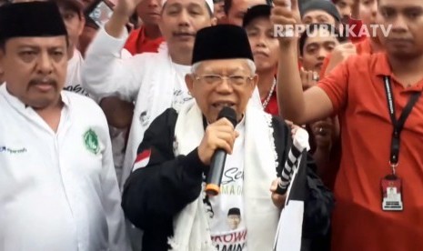 Calon Wakil Presiden (Cawapres) nomor urut 01, Ma'ruf Amin membuka kegiatan Jalan Sehat Damai di Taman Kesehatan BSD Tangerang Selatan, Ahad (3/3) pagi.