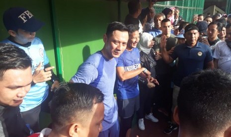 Calon wakil presiden (cawapres) nomor urut 02 Sandiaga Salahuddin Uno dan Komandan Kogasma Agus Harimurti Yudhoyono (AHY) saat tiba di Lapangan Basket, Bulungan, Jakarta Selatan, Ahad (17/3).