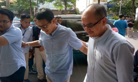 Calon Wakil Presiden (Cawapres) nomor urut 02, Sandiaga Uno bersama Calon Wakil Gubernur (Cawagub) DKI Jakarta, Agung Yulianto di Grand Galaxy Mal Kota Bekasi, Kamis (15/11). 