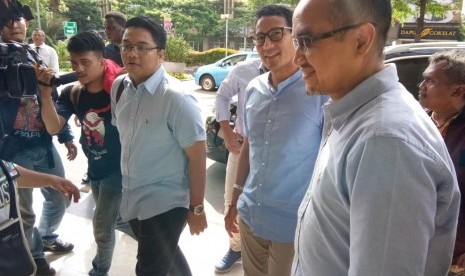 Calon Wakil Presiden (Cawapres) nomor urut 02, Sandiaga Uno bersama Calon Wakil Gubernur (Cawagub) DKI Jakarta, Agung Yulianto di Grand Galaxy Mal Kota Bekasi, Kamis (15/11). 