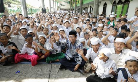 Calon wakil presiden (cawapres) nomor urut 3 Mahfud MD berkunjung ke Pondok Pesantren (Ponpes) Al Khoziny di Kelurahan Buduran, Kecamatan Buduran, Kabupaten Sidoarjo, Jawa Timur (Jatim), pada Kamis (28/12/2023). 