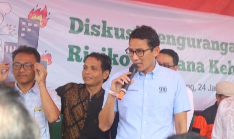 Calon wakil presiden (cawapres) Sandiaga Salahuddin Uno menghadiri diskusi Pengurangan Risiko Bencana Kebakaran bersama Dompet Dhuafa di Jalan Tomang Banjir Kanal, Grogol, Petamburan, Jakarta (24/1).