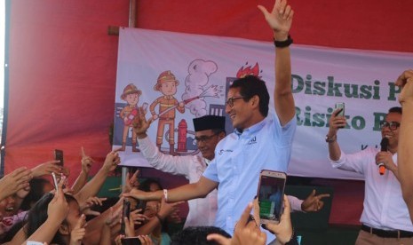 Calon wakil presiden (cawapres) Sandiaga Salahuddin Uno menghadiri diskusi Pengurangan Risiko Bencana Kebakaran bersama Dompet Dhuafa di Jalan Tomang Banjir Kanal, Grogol, Petamburan, Jakarta (24/1).