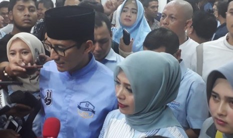 Calon wakil presiden (cawapres) Sandiaga Salahuddin Uno menyampaikan keterangan pers usai menghadiri syukuran memasuki titik kampanye ke-1000 di Seknas Prabowo-Sandiaga, HOS Cokroaminoto, Jakarta, Senin (7/1). 