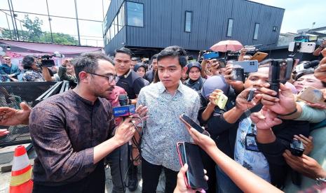 Calon Wakil Presiden Gibran Rakabuming Raka dan istrinya, Selvi Ananda, menggunakan hak pilihnya pada pemilu 2024 di Tempat Pemungutan Suara (TPS) 34, di Kelurahan Manahan, Kecamatan Banjarsari Kota Solo, pada Rabu 14 Februari 2024. 