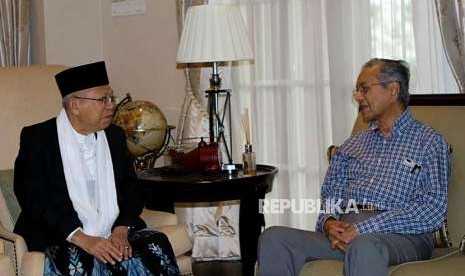 Calon Wakil Presiden KH Maruf Amin bertemu dengan Perdana Menteri Malaysia Tun Dr Mahathir Mohamad di kediamannya di Kuala Lumpur, Sabtu (8/9). Kunjungan tersebut dalam rangka silaturahmi disela-sela kegiatan Ma'ruf Amin menghadiri sejumlah acara di Kuala Lumpur.