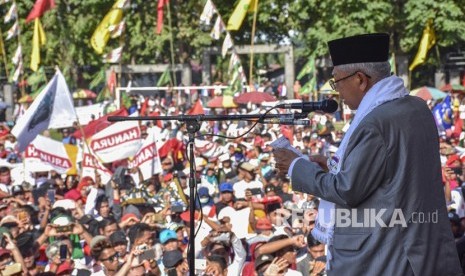 Calon Wakil Presiden nomor urut 01 K H Ma'ruf Amin (kanan) menyampaikan pidatonya pada kampanye terbuka di Lapangan Nasional Selong, Lombok Timur, NTB, Selasa (2/4/2019).