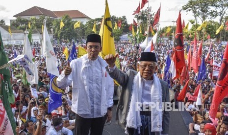 Calon Wakil Presiden nomor urut 01 K H Ma'ruf Amin (kanan) bersama Wakil Ketua Bapilu Dewan Pengurus Pusat (DPP) Partai Golkar TGB Zainul Majdi (kiri) saat menghadiri kampanye terbuka di Lapangan Nasional Selong, Lombok Timur, NTB, Selasa (2/4/2019). 