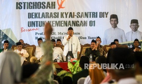 Calon Wakil Presiden nomor urut 01 K.H. Ma'ruf Amin (tengah) memberikan orasi kebangsaan saat menghadiri Istighosah dan Deklarasi Kyai-Santri Daerah Istimewa Yogyakarta (DIY) untuk kemenangan pasangan Capres-Cawapres Jokowi - Ma'ruf Amin di Lapangan Yayasan Nur Iman, Mlangi, Sleman, DI Yogyakarta, Kamis (28/3/2019). 