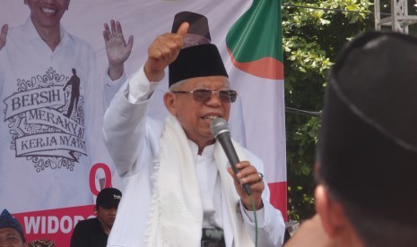 Calon Wakil Presiden nomor urut 01 K.H. Ma'ruf Amin berorasi saat hadir pada kampanye terbuka di Lapangan Kamboja, Pancoran Mas, Depok, Jawa Barat, Sabtu (30/3/19). 