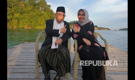  Calon Wakil Presiden nomor urut 01, KH Ma'ruf Amin bersama  isterinya Wury Estu Handayani menikmati pesona Raja Ampat, tepatnya di  pantai Waiwo, yang berlokasi di Pulau Waigeo, Raja Ampat, Papua Barat,  Kamis (22/11). 