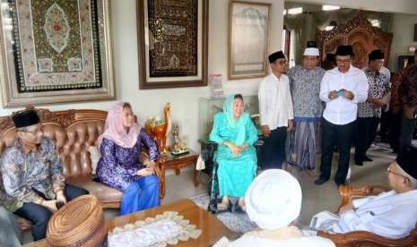 Calon wakil presiden nomor urut 01, KH Ma'ruf Amin menyambangi kediaman almarhum Presiden RI keempat, KH Abdurrahman Wahid (Gus Dur) di Ciganjur, Jakarta Selatan, Rabu (26/9) pagi. Kedatangan Ma'ruf disambut oleh istri Gus Dur Sinta Nuriyah dan putri keduanya, Yenny Wahid.  Mahfud MD turut hadir untuk menyambut kedatangan Ma'ruf Amin.  