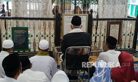 Calon wakil presiden nomor urut 01, KH Ma'ruf Amin saat berziarah  ke makam Syekh Muhammad Arsyad al-Banjari di Astambul, Banjar, Kalimantan  Selatan, Jum'at (25/1).