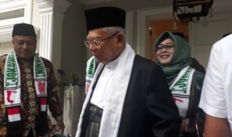 Calon Wakil Presiden nomor urut 01, KH. Ma'ruf Amin saat akan  beranglat ke Purwakarta dan Cimahi dari kedimannya di Jalan Sitobondo,  Menteng, Jakarta Pusat, Sabtu (17/2).