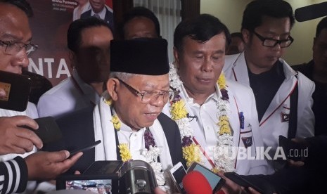 Calon Wakil Presiden nomor urut 01, KH. Ma'ruf Amin saat  menghadiri acara deklarasi dukungan dari kelompok relawan Barisan Nusantara  (Barnus) Jawa Barat di Cimahi Cinvention Hall, Kota Cimahi, Jawa Barat,  Sabtu (16/2).