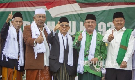 Calon Wakil Presiden nomor urut 01 Ma'aruf Amin (tengah) didampingi Wakil Gubernur Jawa Barat Uu Ruzhanul Ulum (kanan) dan para ulama berfoto bersama pada Peringatan Harlah NU ke-93 dan Milad Pondok Pesantren Al-Muhajirin Ke-26 di Pondok Pesantren Al-Muhajirin II, Ciseureuh, Purwakarta, Jawa Barat, Sabtu (16/2/2019).