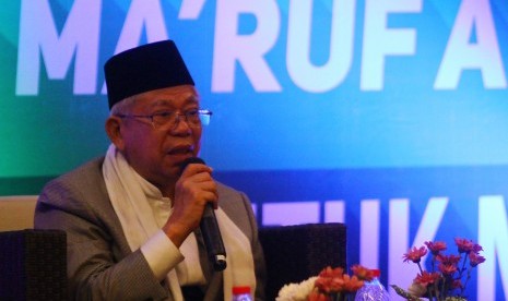 Calon Wakil Presiden nomor urut 01 Ma'ruf Amin berpidato saat menghadiri Silaturahim dan Ngopi Bareng di Ballroom Hotel Harris, Malang, Jawa Timur, Senin (29/10/2018).