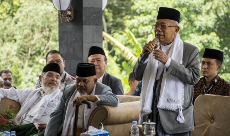 Calon Wakil Presiden nomor urut 01 Ma'ruf Amin (kanan) memberi sambutan saat menghadiri acara peringatan Isra Mikraj di Balai Kinasih, Selabintana, Sukabumi, Jawa Barat, Rabu (3/4/2019).