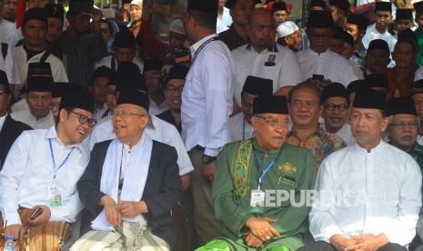 Calon Wakil Presiden nomor urut 01 Ma'ruf Amin (kedua kiri) berbincang dengan Ketua Umum PKB Muhaimin Iskandar atau Cak Imin (kiri) didampingi Menteri Koordinator Bidang Politik, Hukum, dan Keamanan Wiranto (kanan), dan Ketua Umum Pengurus Besar Nahdlatul 'Ulama (PBNU) Said Aqil Siroj (kedua kanan) saat menghadiri Apel Upacara Hari Santri Nasional di Lapangan Dadaha, Kota Tasikmalaya, Jawa Barat, Senin (22/10/2018). 